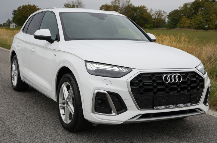 AUDI Q5 40 TDI quattro | S LINE | MATRIX FULL LED | S TRONIC | WEBASTO | VZDUCH | 4X4 | ŤAŽNÉ ZAR. | LANE ASISST | 123.000 KM