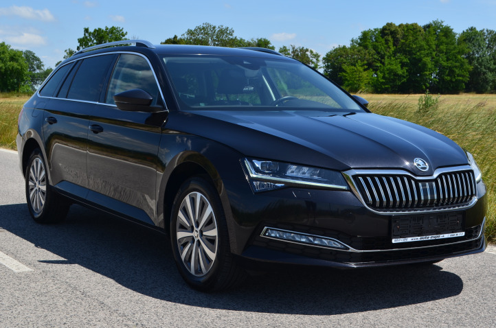 ŠKODA SUPERB 2.0 TDI COMBI DSG STYLE 150PS ADAPTIV TEMPOMAT ŤAŽNÉ CRYSTAL LED MATRIX BEAM CHROM PAKET